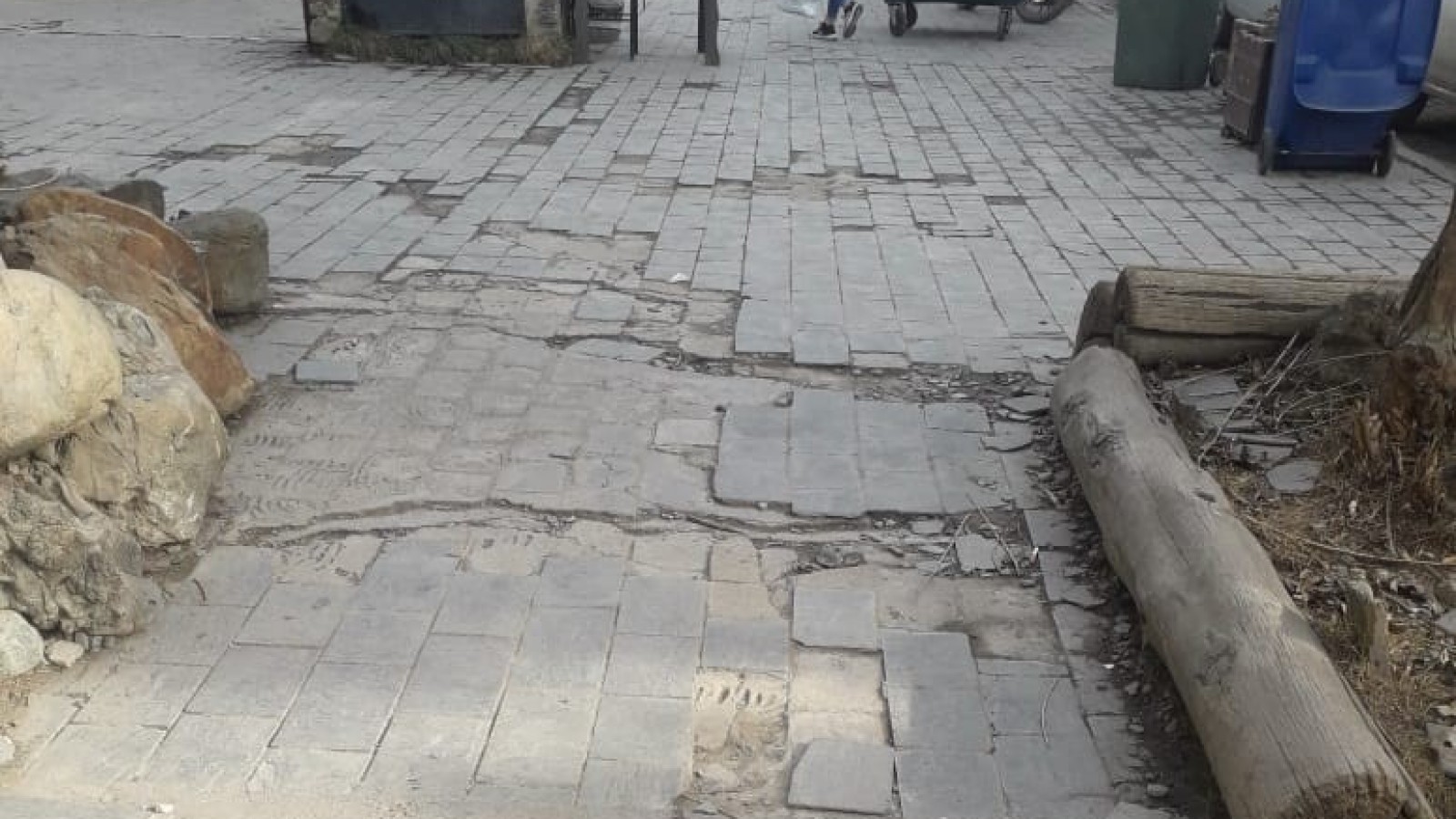 Las veredas muestran un claro deterioro por el paso del tiempo.